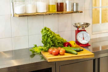 Selbstversorgerküche Gemüse auf Schneidebrett