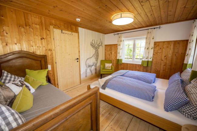 Uriges Zimmer mit Tapete mit Hirschmotiv