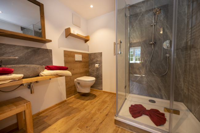 Modernes Badezimmer mit Dusche und WC