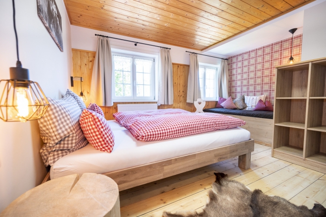Doppelbettzimmer mit Karomuster